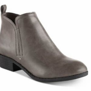 American rag grey “Ar Cadee”vegan leather boots zipper closure ankle boots Sz 10